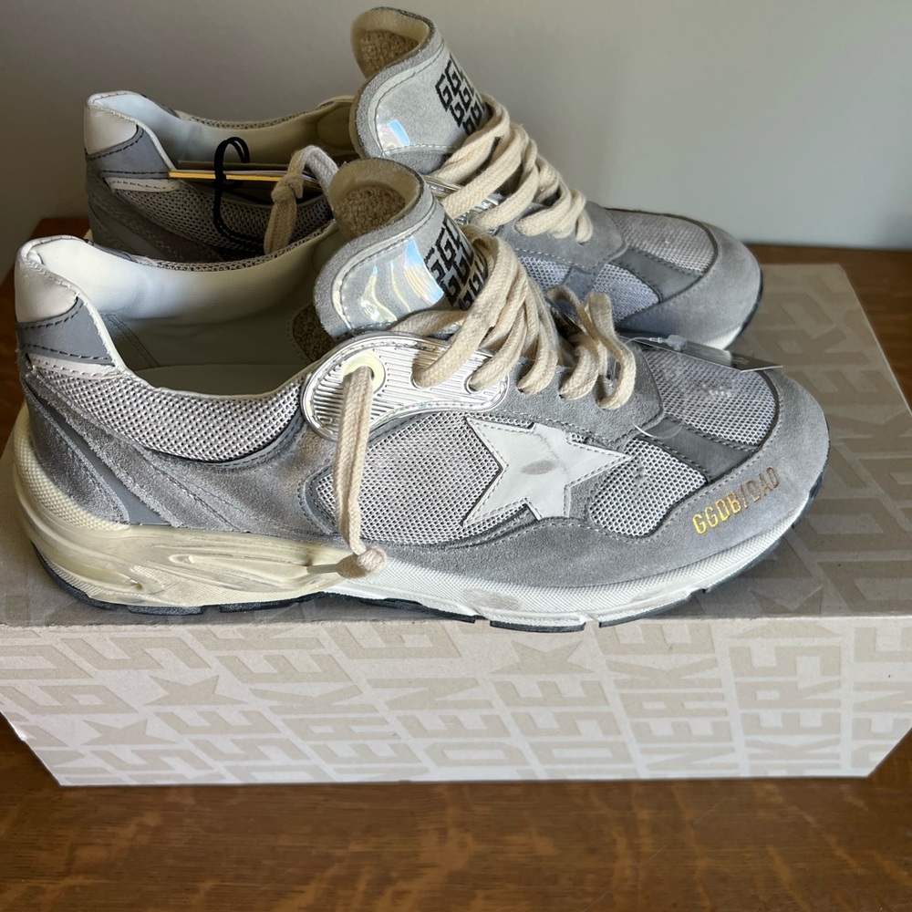 New with tags and box. Running Dad golden goose size 40.
